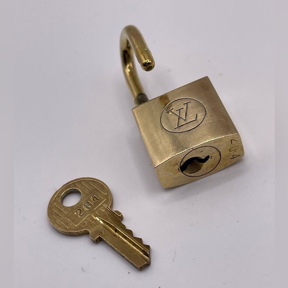 100% Authentic and pre loved Louis Vuitton - RARE Gold Lock and Key set #204 - Picture 4 of 6